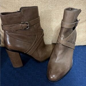 Vince Camuto Grey leather Boots size 6